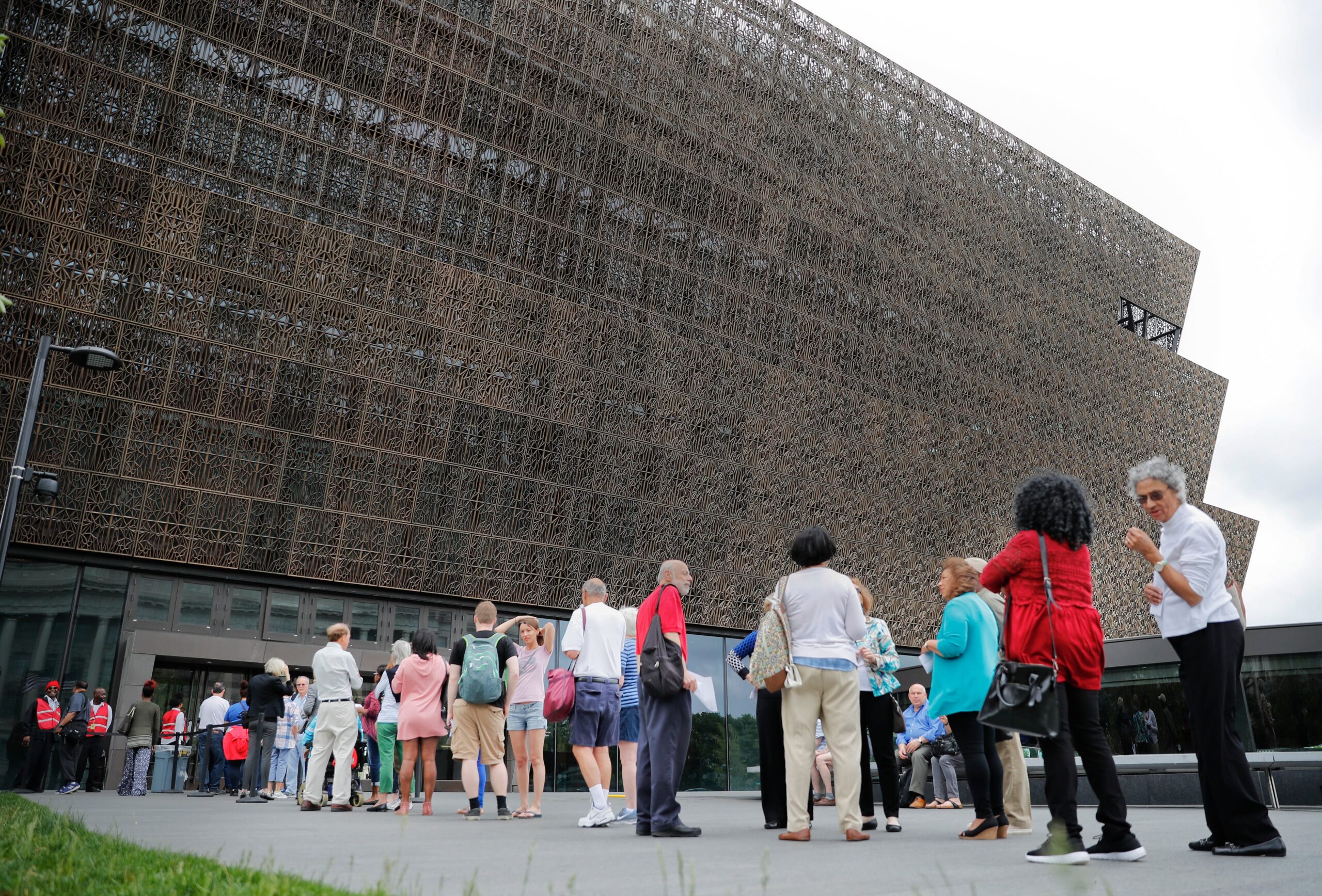 Trump Orders Urgent Review of Smithsonian Museums’ Narratives