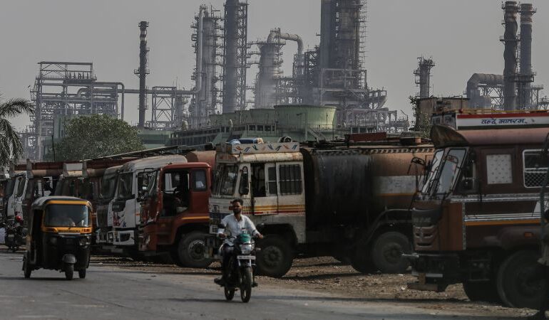 Trump Plans Major Tariff Increase on Indian Goods Over Oil Trade