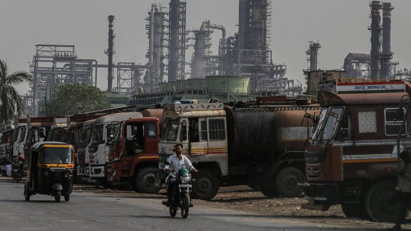 Trump Plans Major Tariff Increase on Indian Goods Over Oil Trade