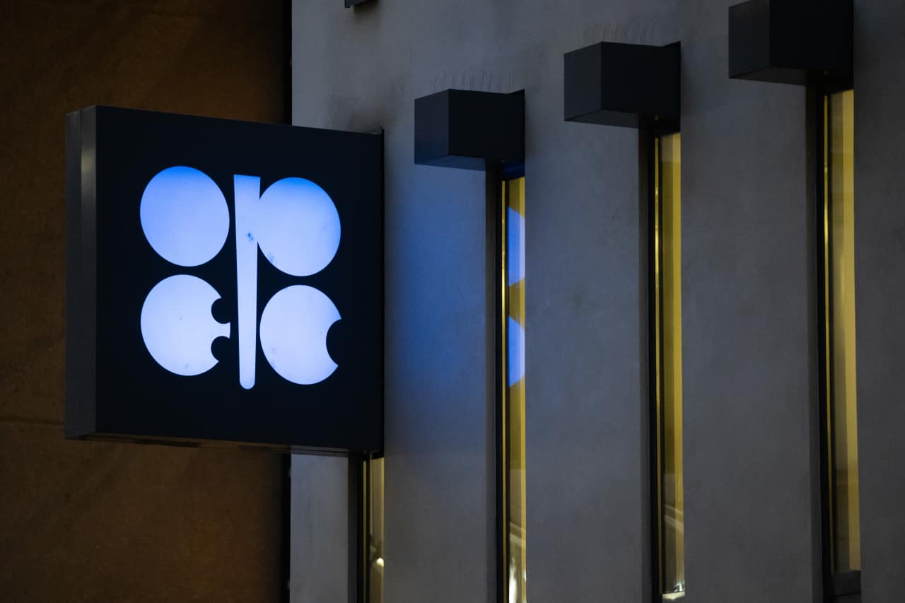 U.S. Stock Futures Plunge as Oil Prices Fall Amid OPEC+ Decisions