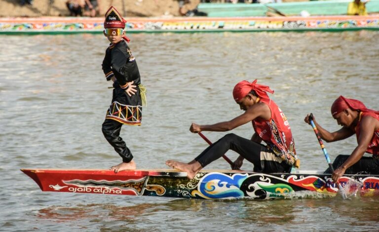 Young Dancer Sparks Global Interest in Indonesia’s Pacu Jalur Race