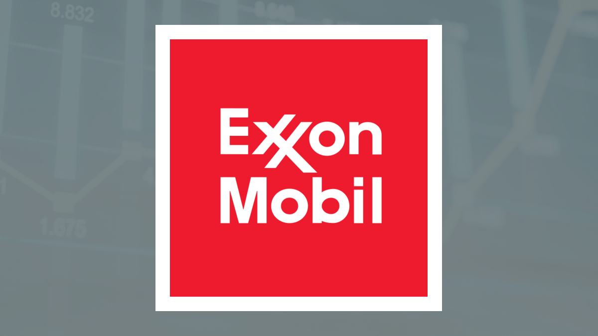 Atalanta Sosnoff Capital Reduces Stake in Exxon Mobil by 0.9%
