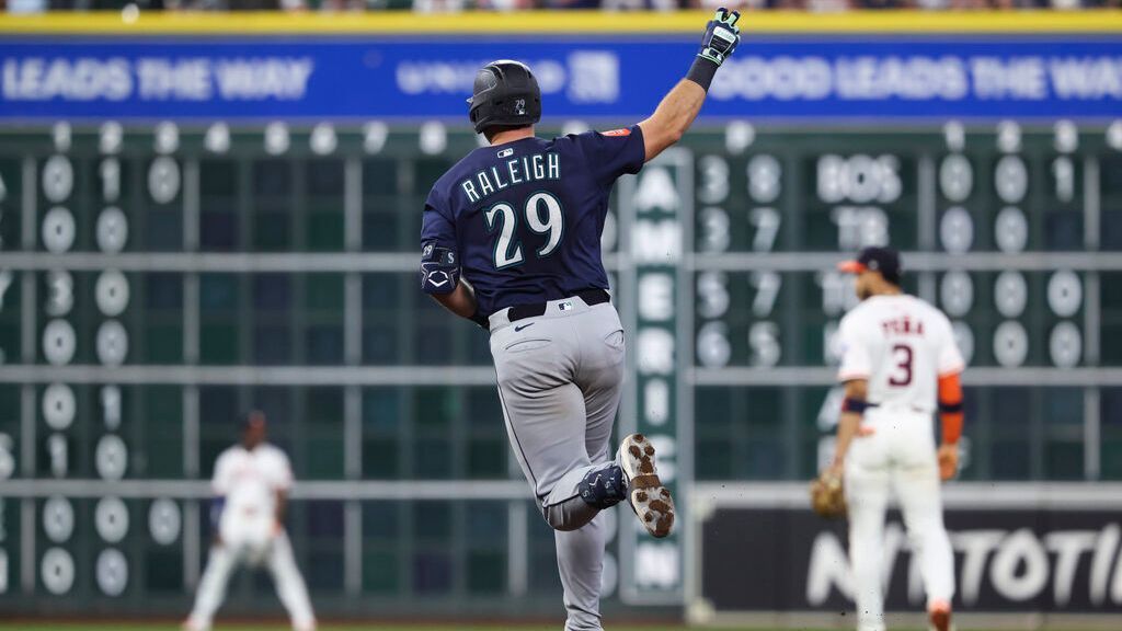 Cal Raleigh Breaks Griffey’s Record with 57th HR, Eyes 60