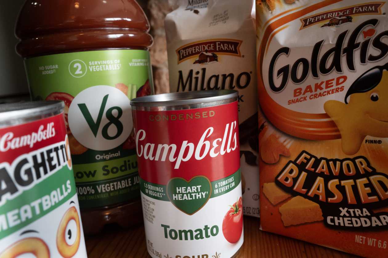 Campbell’s Surges After Beating Earnings Forecast Amid Cost Pressures