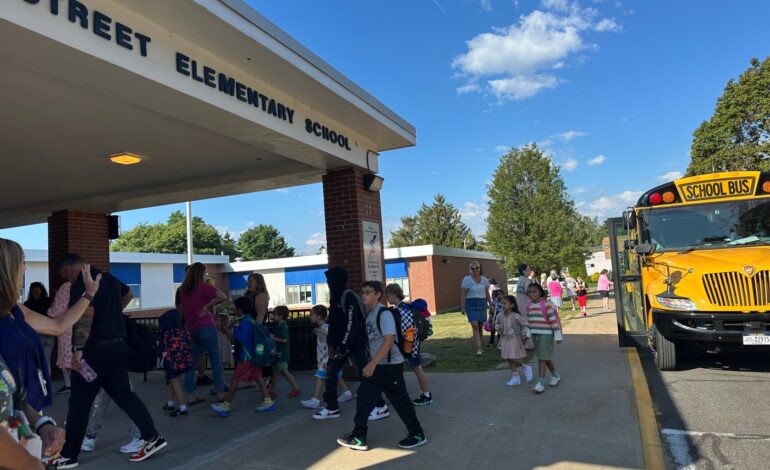 Division Street Elementary Welcomes Students Back for New Year