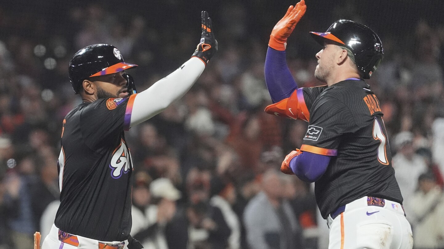 Giants Surge Past D-backs 5-3, Boost Wild-Card Hopes
