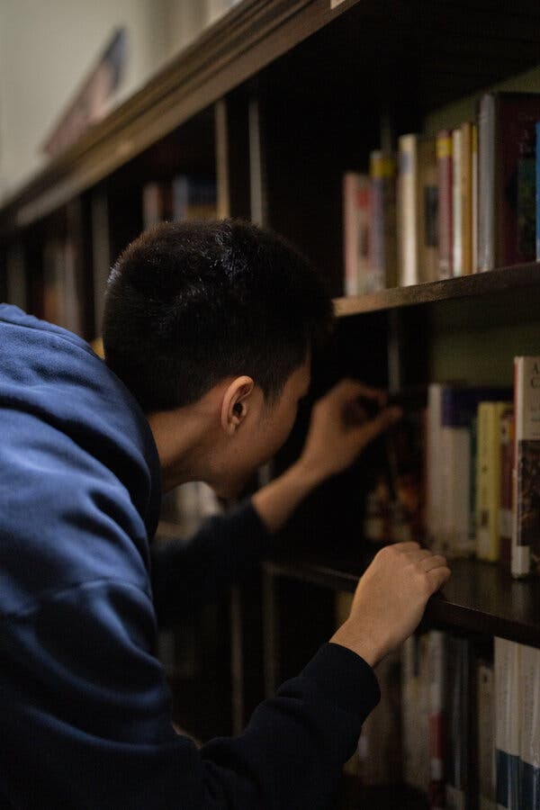 High School Reading Assignments Decline Amid Record Low Scores