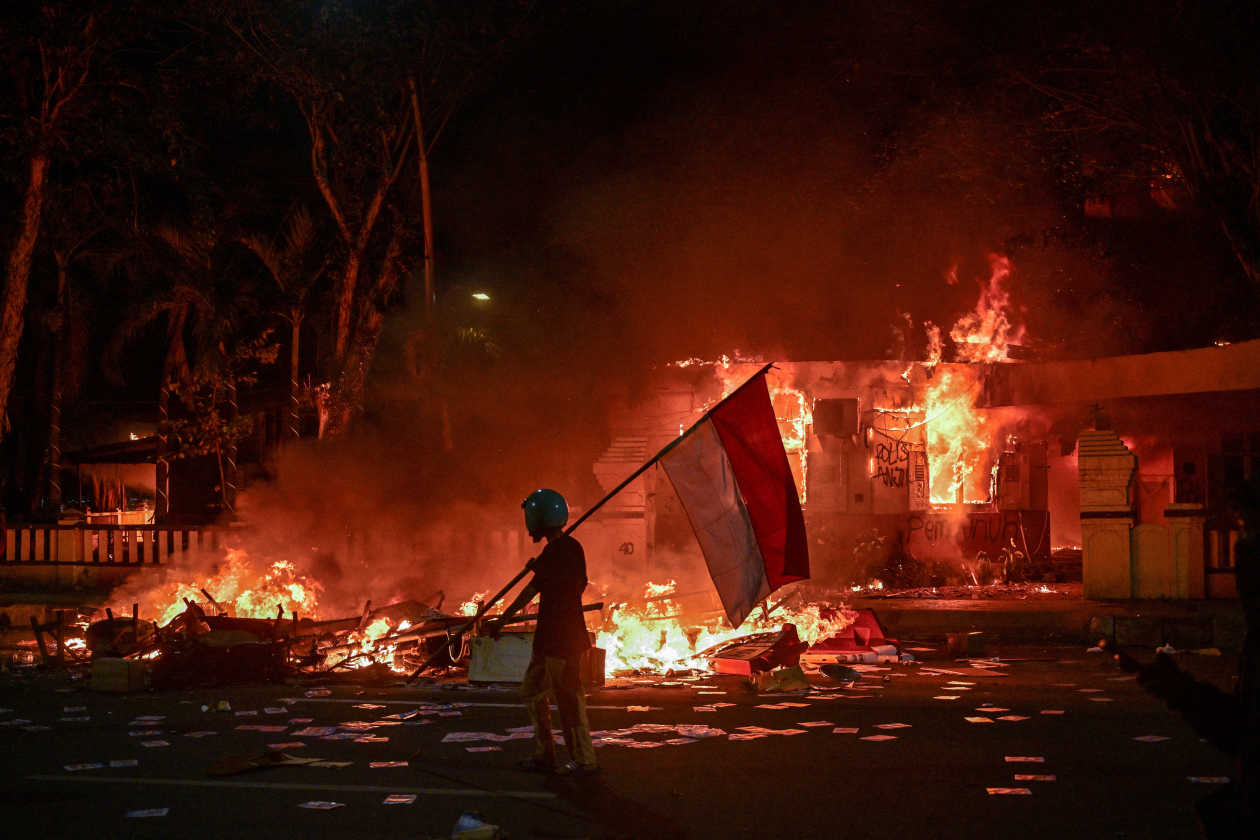 Indonesia’s Political Unrest Triggers Market Plunge, Protests Intensify