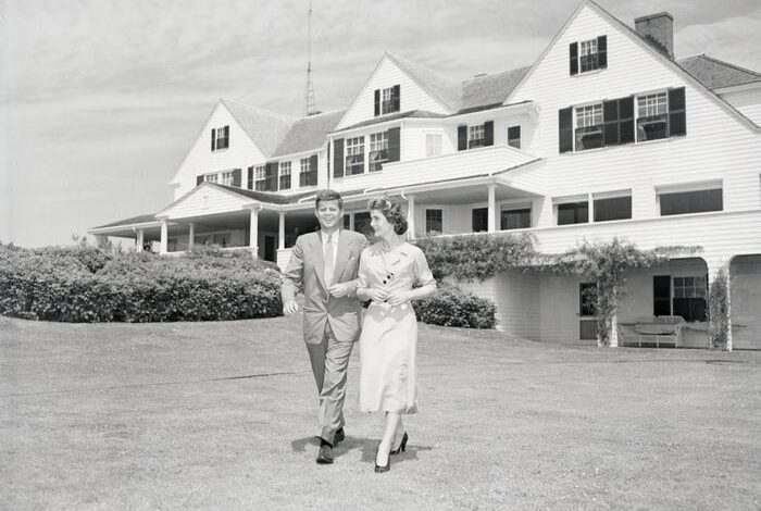Jackie O’s Iconic Homes Revealed: Luxury Estates Open to Public