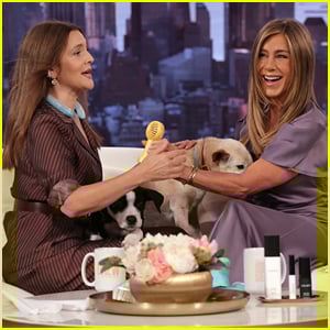 Jennifer Aniston Collaborates with Dolly Parton on ‘9 to 5’ Remake