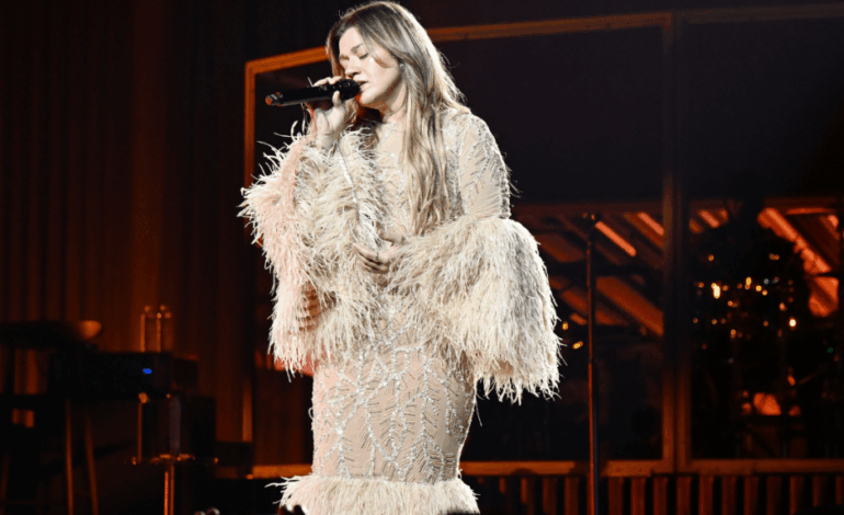 Kelly Clarkson Breaks Silence Online After Ex-Husband’s Death