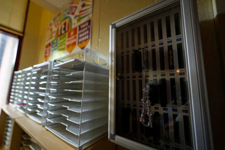 New Jersey Panel Proposes Comprehensive Cell Phone Ban in Schools