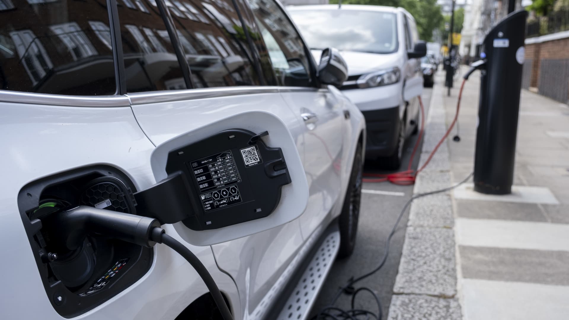 Piper Sandler Boosts Tesla Price Target to $500 on AI Advantage