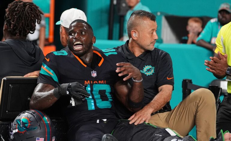 Tyreek Hill Hospitalized with Dislocated Knee After Jets Game