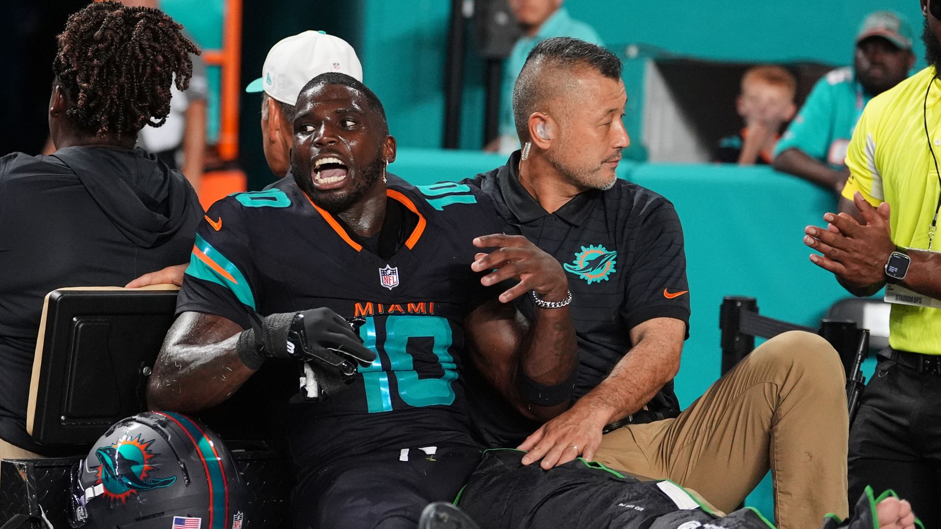Tyreek Hill Hospitalized with Dislocated Knee After Jets Game