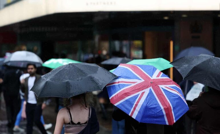 UK Job Market Shows High Pay Growth Amid Economic Caution