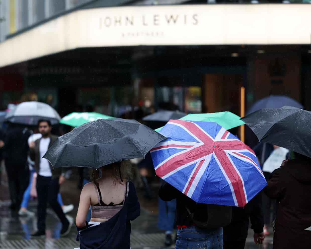 UK Job Market Shows High Pay Growth Amid Economic Caution