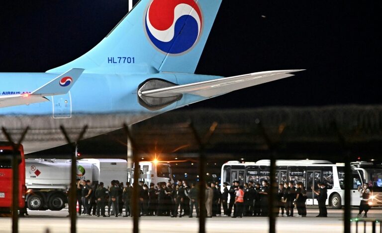 64 South Koreans Return Home Under Arrest After Cambodia Detention