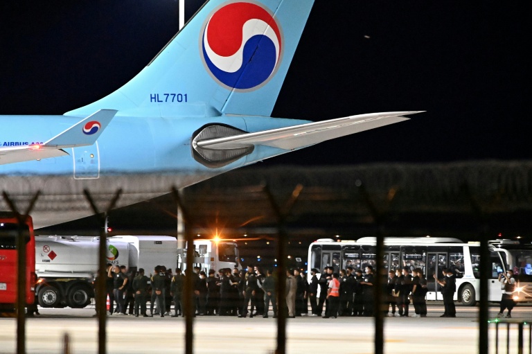 64 South Koreans Return Home Under Arrest After Cambodia Detention