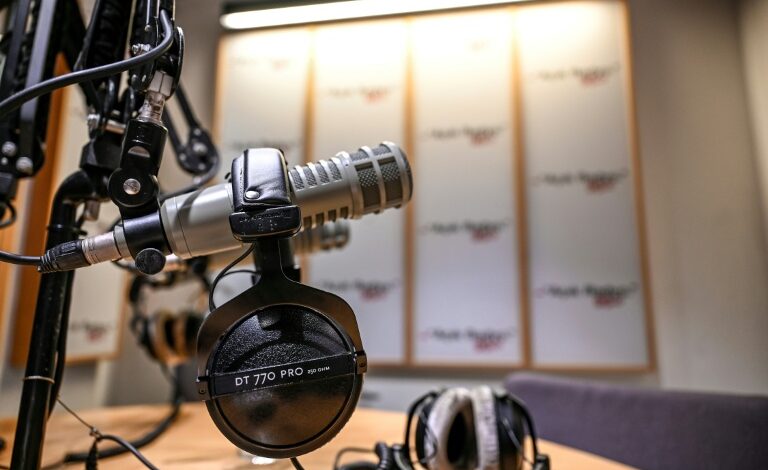 AI Revolutionizes Podcasting with 3,000 New Shows Weekly