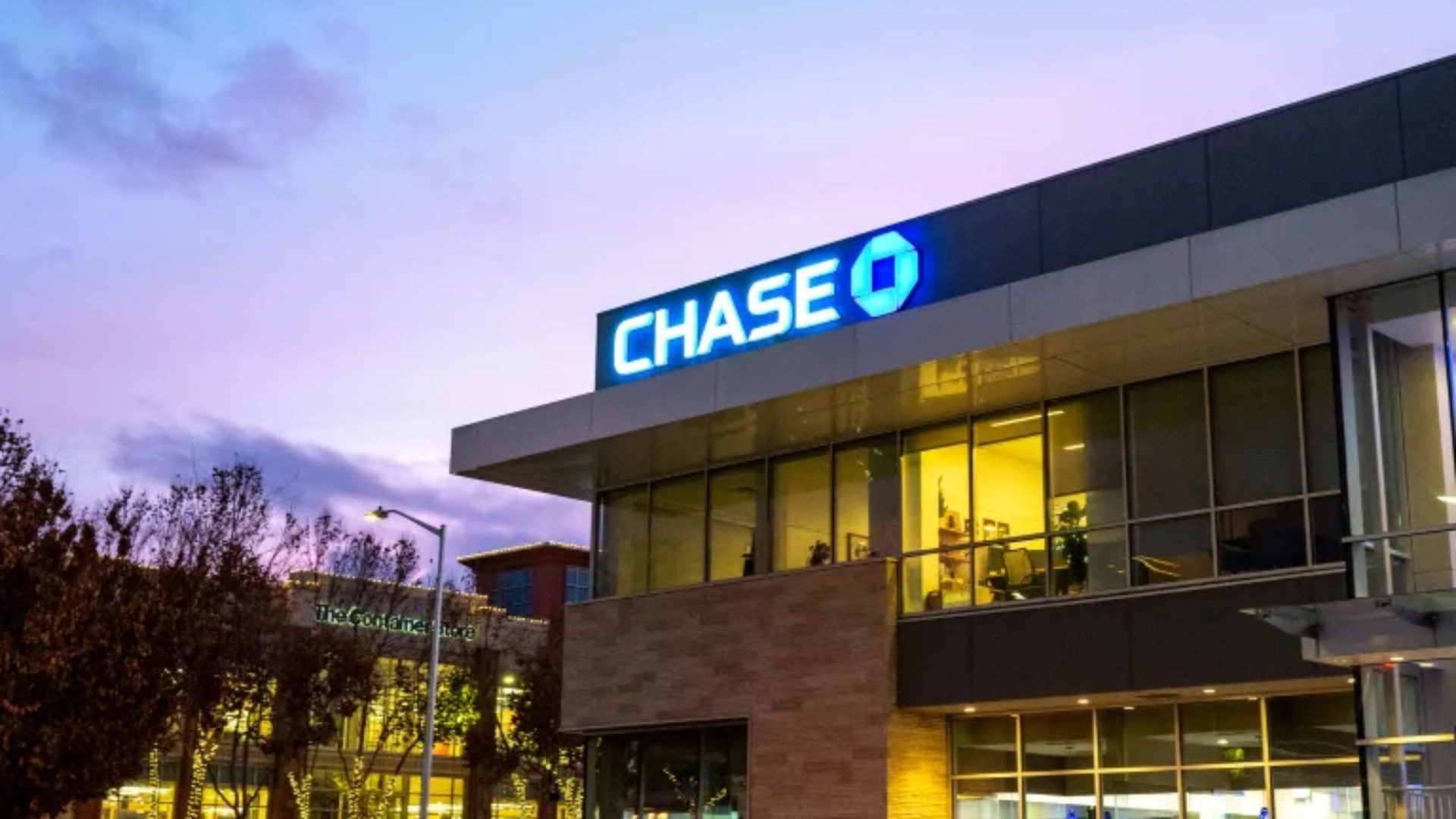 Chase Bank Offers $600 in Free Credits and Theme Park Deals