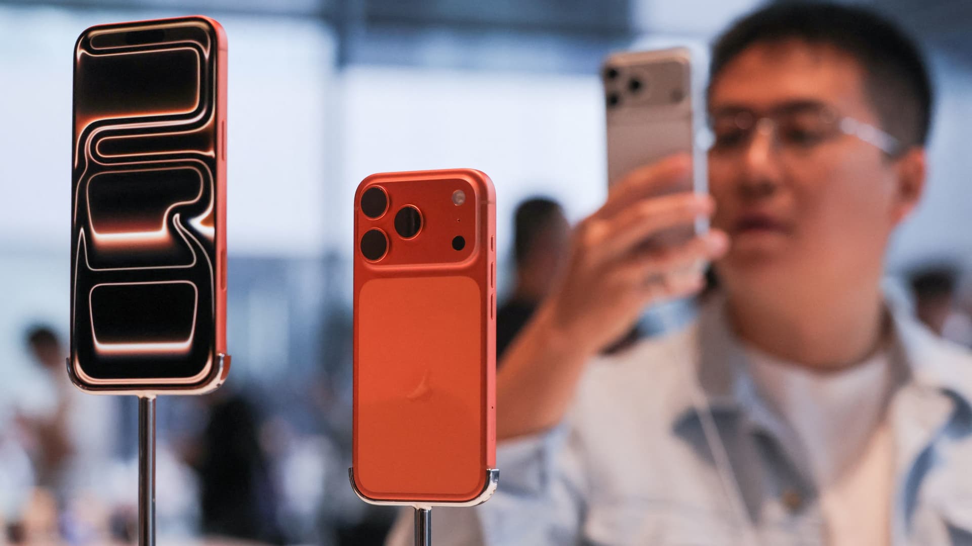 Cramer Advises Investors to Dismiss Apple Downgrade by Jefferies