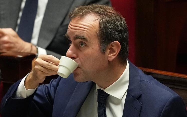 French PM Sébastien Lecornu Survives No-Confidence Votes, Faces Budget Challenge