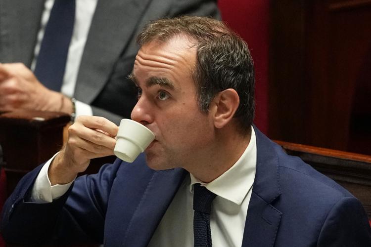 French PM Sébastien Lecornu Survives No-Confidence Votes, Faces Budget Challenge