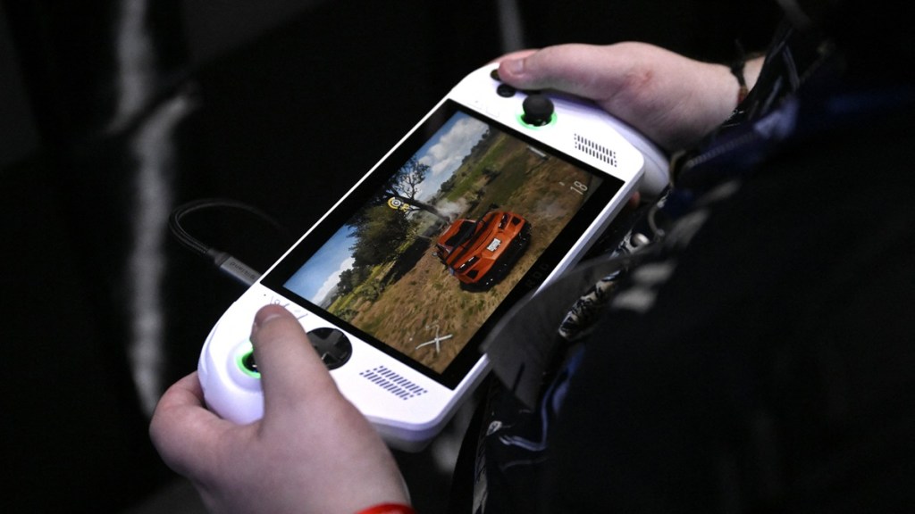 Gamers Get Early Access to Xbox ROG Ally X Ahead of Launch