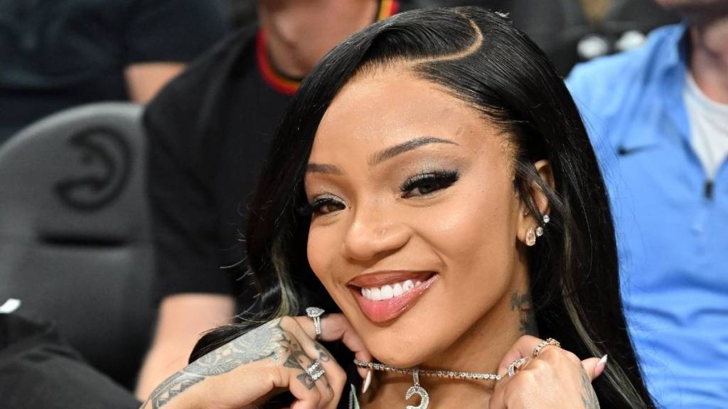 GloRilla’s Memorable Slip at NBA Game Sparks Social Media Frenzy