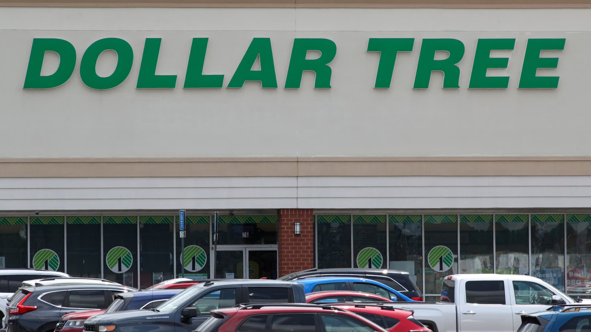 Jefferies Downgrades Dollar Tree Amid Intense Competition