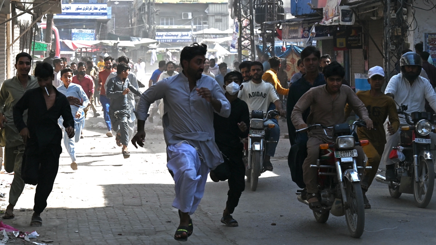 Pakistan Bans Hard-Line Islamist Party After Violent Clashes