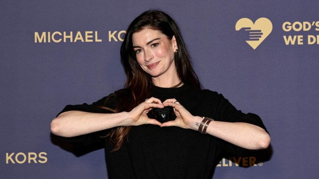 Sabrina Carpenter ‘Arrests’ Anne Hathaway at NYC Concert