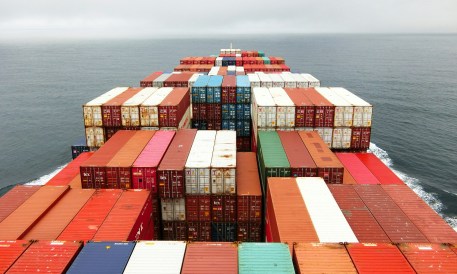 Tariffs and Regulations Challenge Corporate Strategies Ahead of Holidays