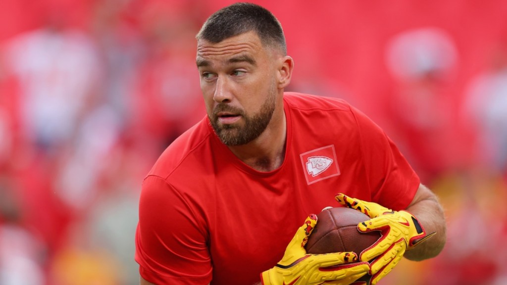 Travis Kelce’s Viral Headstand Stuns Fans During Chiefs’ Win