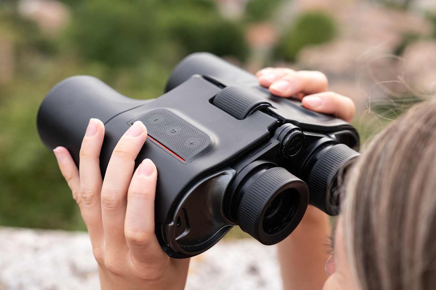 Unistellar Launches Smart Binoculars to Identify Mountains and Stars
