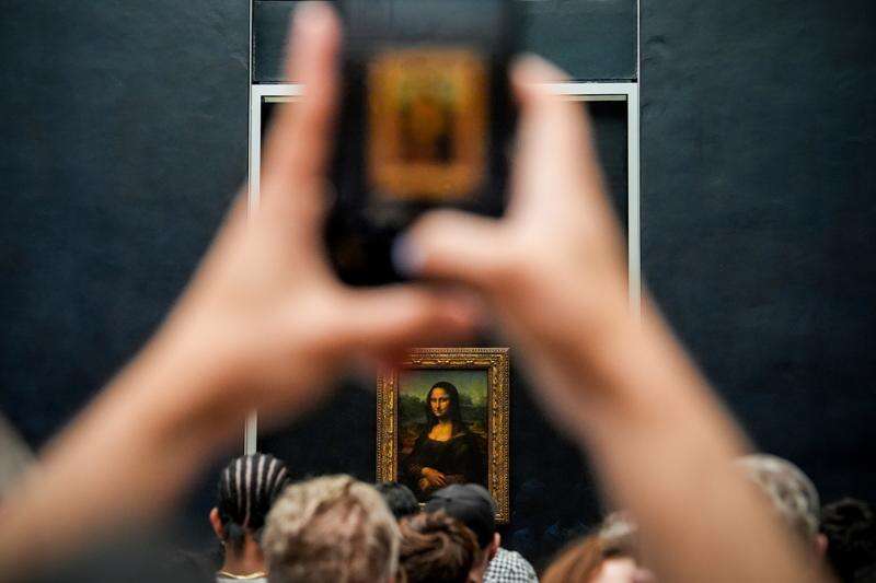 URGENT: Thieves Steal Nine Treasures from Louvre in Daring Heist