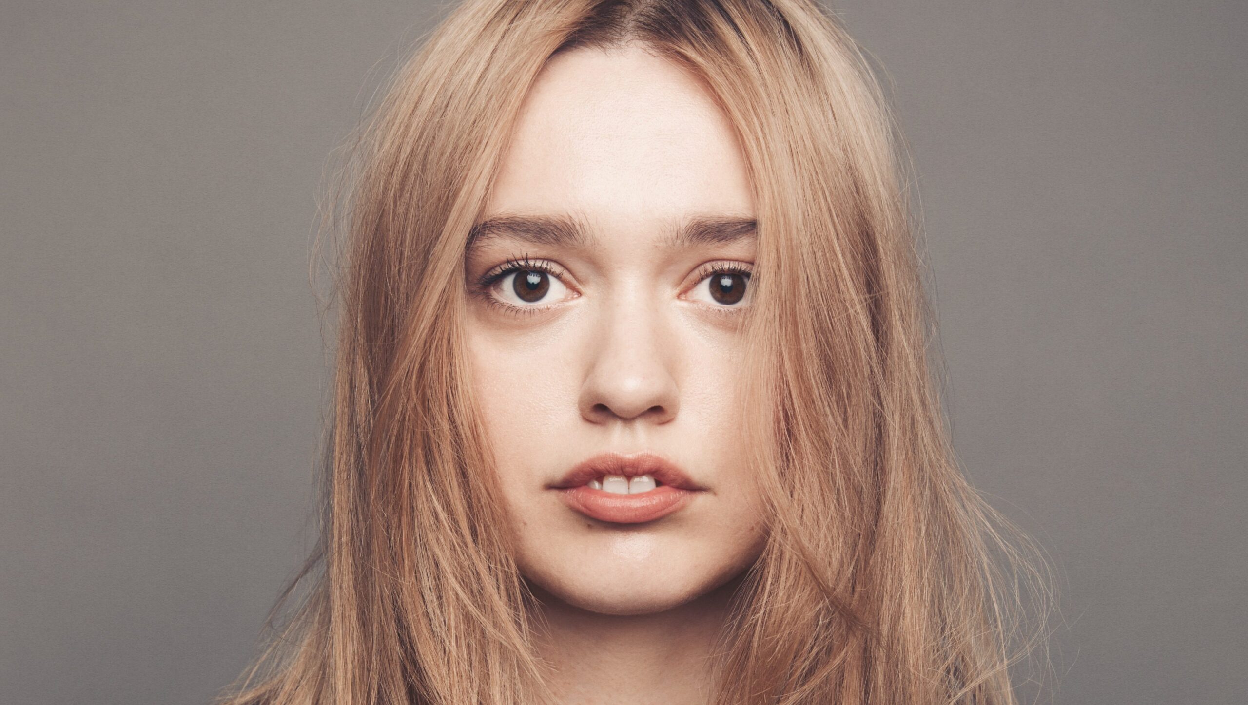 Aimee Lou Wood Shares Support from Angelina Jolie on Set