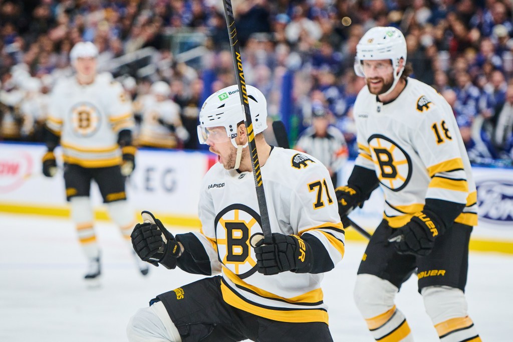 Bruins Defeat Maple Leafs 4-2, Extend Winning Streak to Six