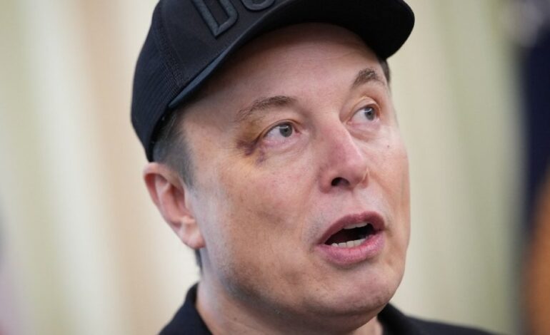 Elon Musk Proposes Grok AI Collaboration to Revive Siri