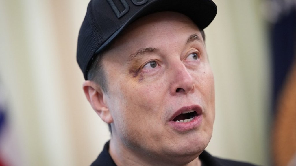 Elon Musk Proposes Grok AI Collaboration to Revive Siri