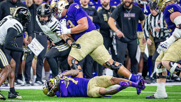 Freshman Champ Taulealea Shines in Huskies’ Win Over Purdue