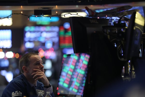 Global Market Selloff Intensifies as AI Valuation Fears Rise