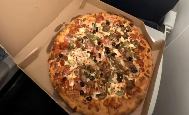 Hero Passenger Orders 10 Pizzas for Stranded Flight Crew, Goes Viral