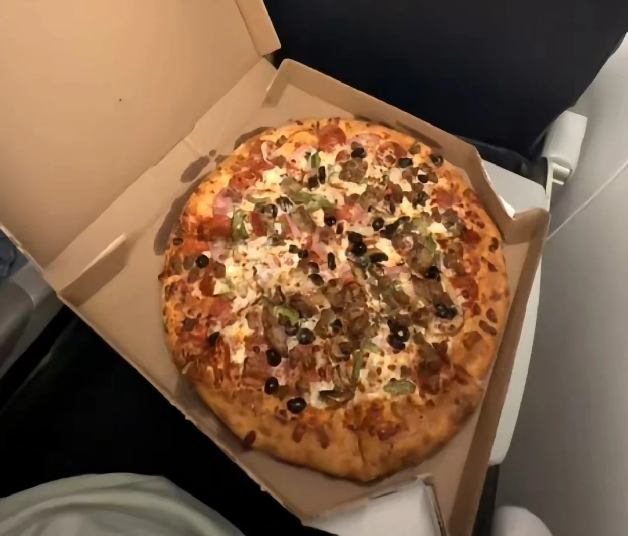 Hero Passenger Orders 10 Pizzas for Stranded Flight Crew, Goes Viral