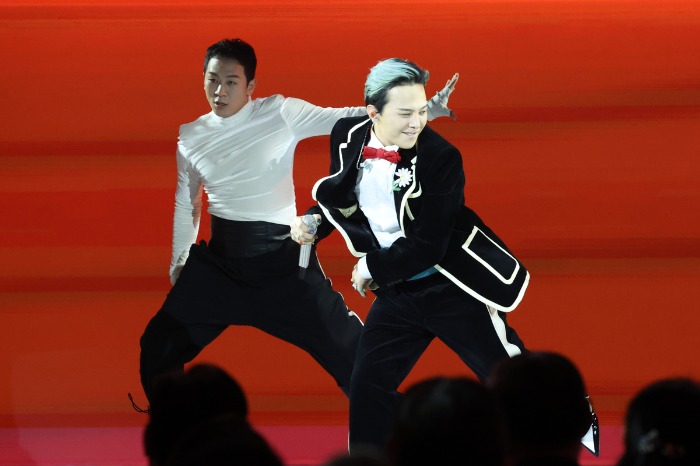 Malaysian PM Celebrates G-Dragon’s APEC Performance, #KPOPFOREVER