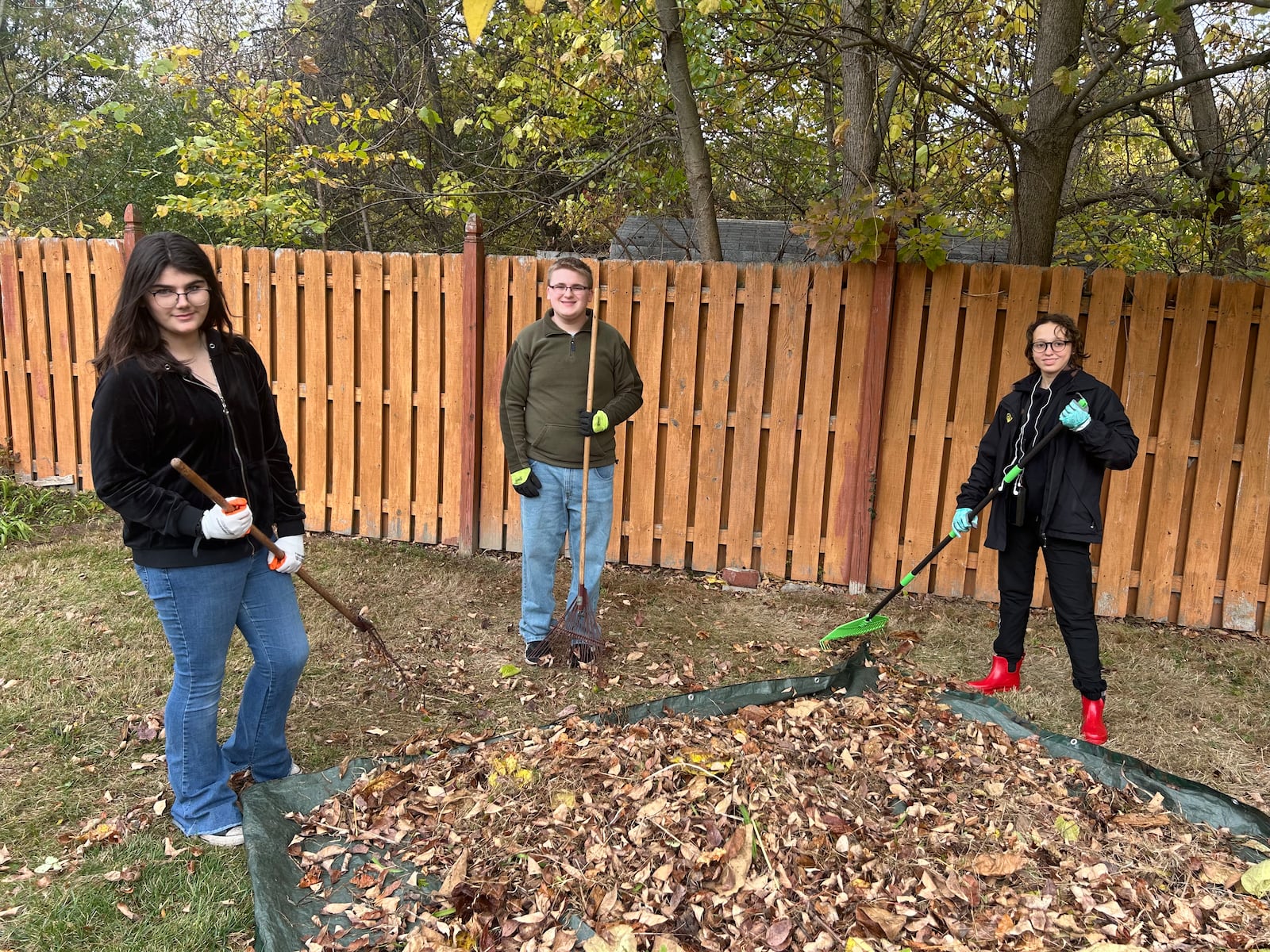 North Olmsted Students Volunteer for Leaf Pickup During PSAT
