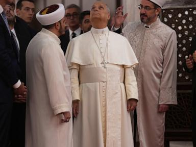Pope Leo XIV Visits Istanbul’s Blue Mosque, Emphasizes Peace