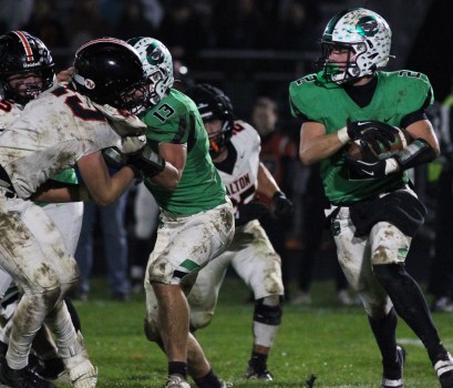 Raiders Eliminated in Playoff Opener: Dalton Defeats Columbia 34-15