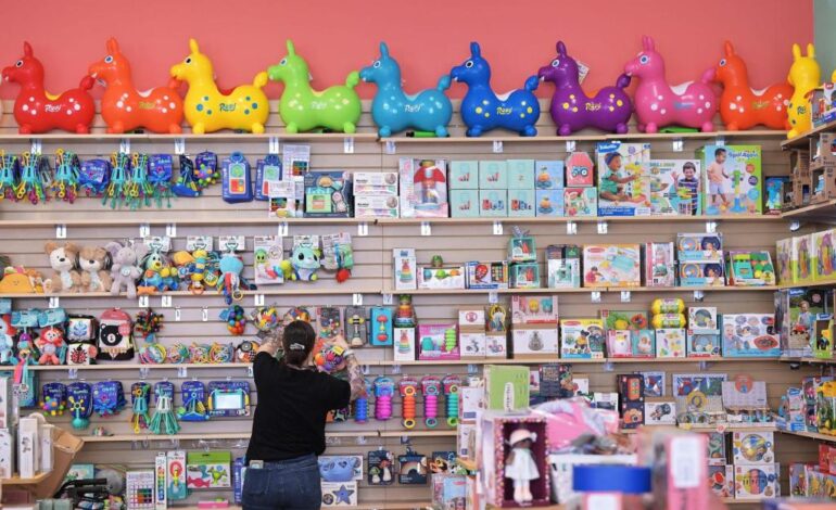 Retailers Brace for Higher Prices and Selective Shoppers This Holiday Season